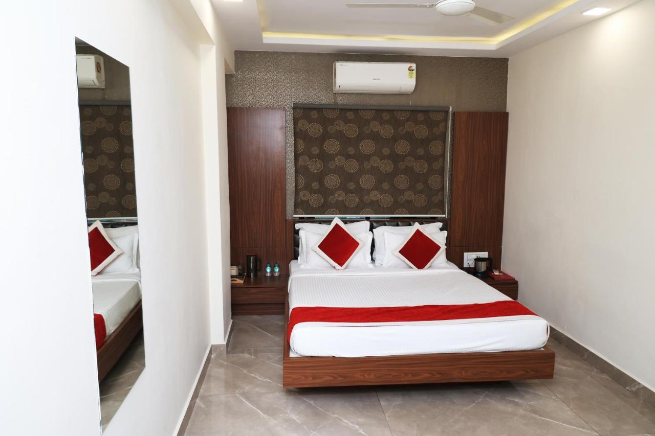 Hotel Sai Neel Surat Exterior photo